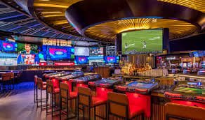 Myanmar ကစားသမား မိုဘိုင်းဖုန်းဖြင့် iwbet 1 slot ဂိမ်း ကစားနေသည့် မြင်ကွင်း